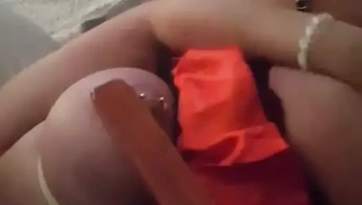 İskoç sürtük Sara'nın meme uçları pompalanıyor