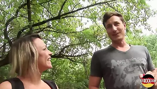 Harika becerilere sahip dövmeli piliç gizli bir yerde sikişiyor