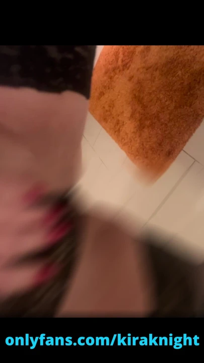 Ateşli Alman instagram modeli umumi tuvalette boşalıyor! Sız -dırılmış!