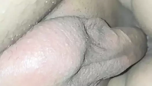 40 ve 18 yaşındaki olgun, koca prezervatifsiz oynamak istiyor ve ellerini yarağa koymak istiyor