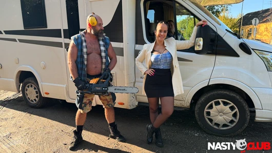 Bangvan - dolgun minibüs şoförü Jennifer Mendez Lamberjack tarafından işerken yakalandı!