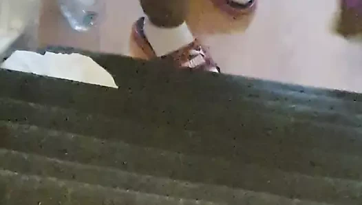 Sürtük hizmetçi üvey oğlunun yarağını merdiveni temizledikten sonra yatakta yakaladı