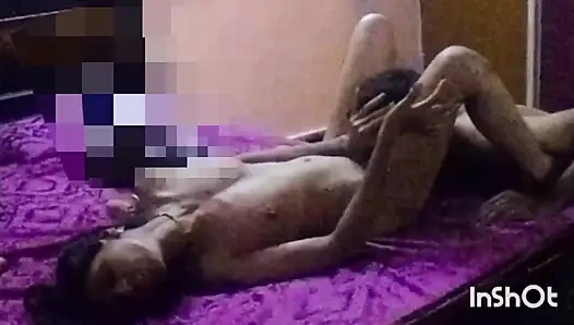 Zayıf Hintli evli kadın yalıyor ve derin seks yapıyor