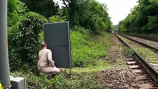 Sevimli esmer genç kız iki hizmet ediyor