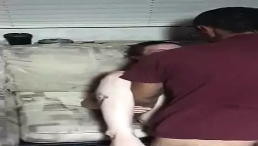 Aldatılan orta yaşlı seksi kadın yabancıların yarağını seviyor