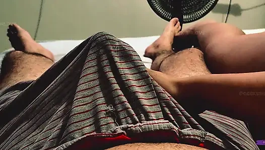 Mastürbasyon alamıyor olana kadar pijamalarını azdırıyor