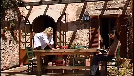 Boğucu sarışın anne verandada tatlı bir bardakta bir cumshot alır