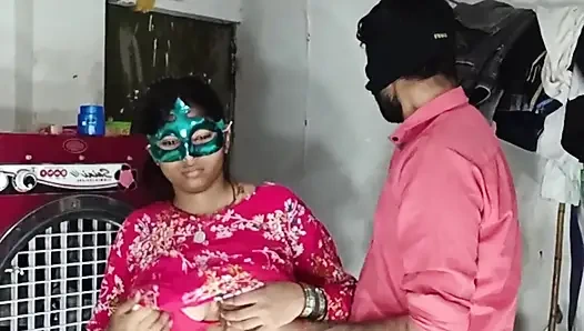 Göt amcık sikiyor yarak emiyor göğüslerini emiyor memeden süt emiyor ve domaltarak yarağa oturuyor ve doğrudan Hintçe seste yatıyor