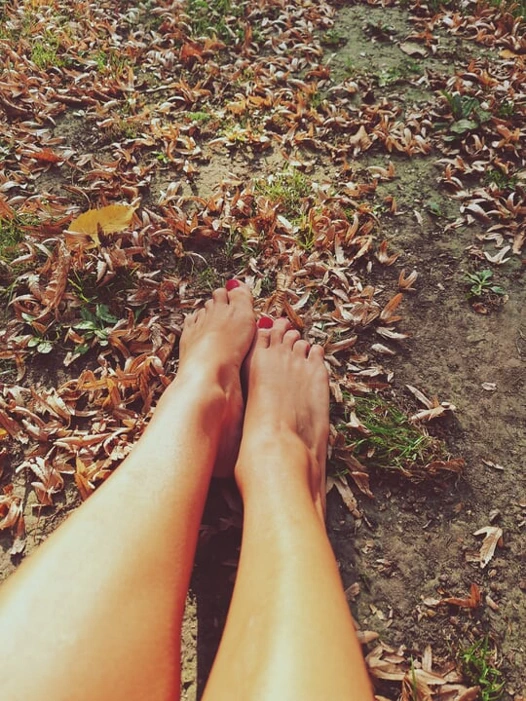 Analia Sky seksi küçük ayaklar