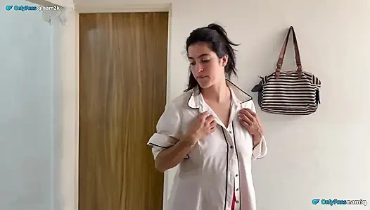 Dadı buzdolabında sıkışıyor ve patronu ona yardım ediyor