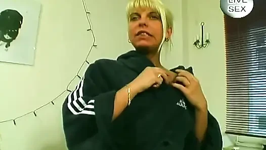 Sarışın yarak emiyor ve derin parmaklanıyor