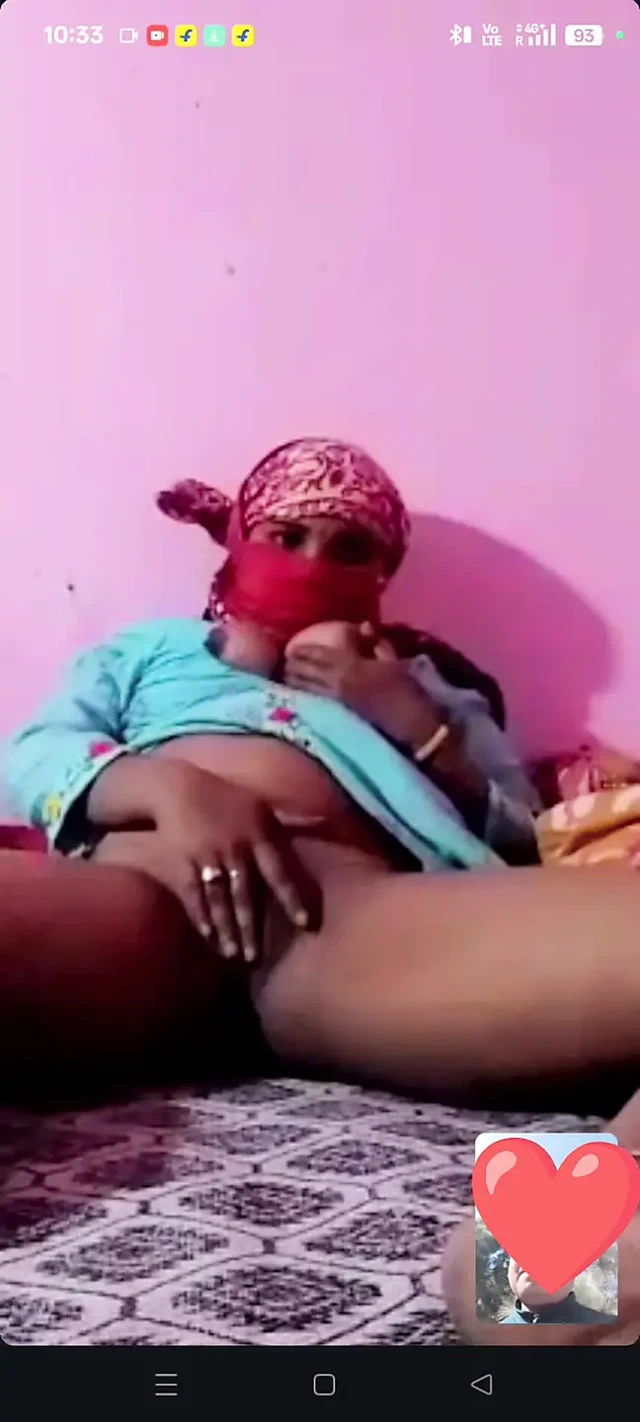 Boyfriend Se video call per baat kar rahi hai