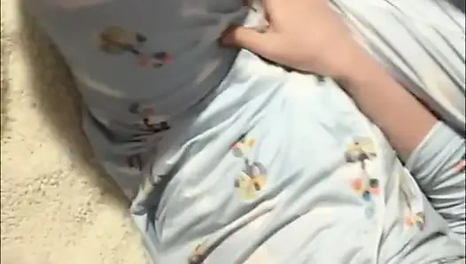 Yatakta işemek için çaresiz kalan sevimli kız dildosunda çişini fışkırtıyor