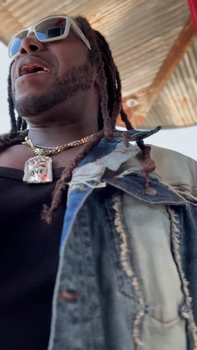 Kamera arkasını gösterdiğimiz TikTok Str8rich'i takip edin