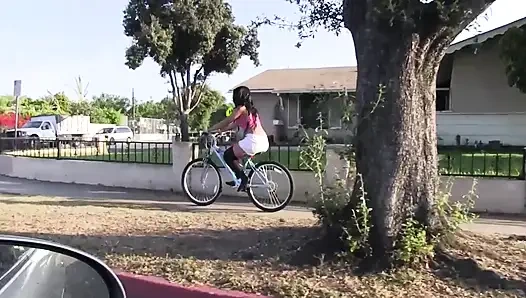 Ateşli genç esmer seksi vücuduna büyük bir yarak alıyor