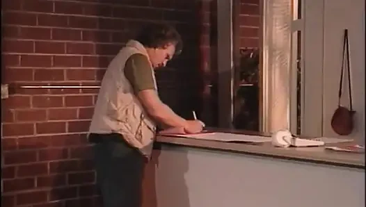 Büyük memeli sarışın götünü domaltarak sikiyor