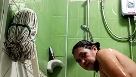 Sabah banyo yaparken götünü izliyorum