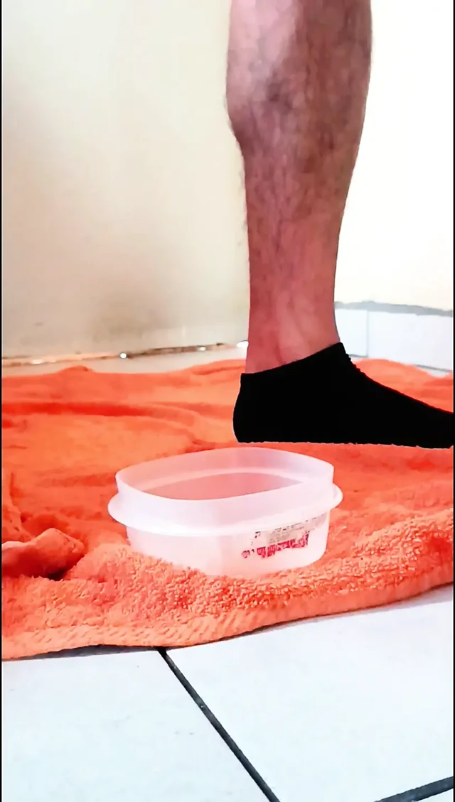 Genç heteroseksüel adam götüyle oynamayı seviyor