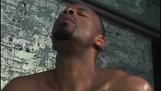 İki ateşli siyah adam beton bir duvarın yanında sik emiyor.