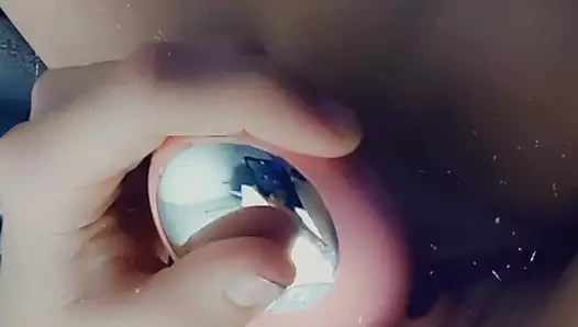 Etrafta oyuncakla geziyor