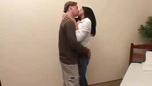 Koyu egzotik genç amcık üç genç biseksüel adam tarafından sikiliyor ve sonra üçlü boşalma