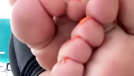 Siyah çoraplarımı çıkarıyorum ve sana onları yıkamanı söylüyorum.