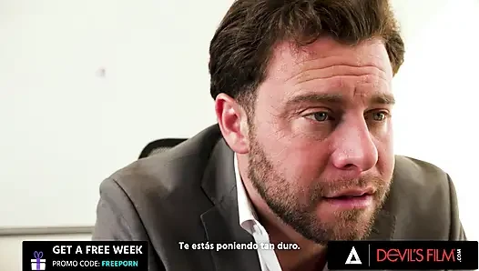 Devils filmi - ofis bebeği Jesse Pony güzel götünü tesisata sokuyor ve yüzü patronu tarafından dölle kaplanıyor