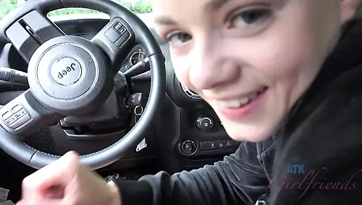 Bakış açısı elsa jean arabada sakso ve elle muamele! Sarışın emiyor, sert biniyor ve sonra büyük boşalma