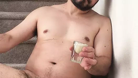 Mastürbasyon yapıyor ve dondurulmuş dölümü yalıyorum