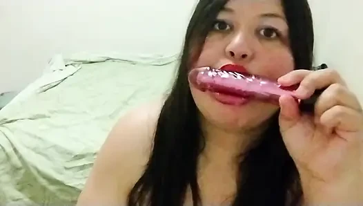 Bridivine dildo oyuncağını emiyor