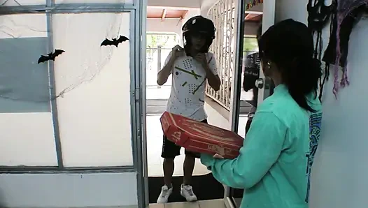 Domiciliario pizza karşılığında sikişmeyi kabul ediyor l