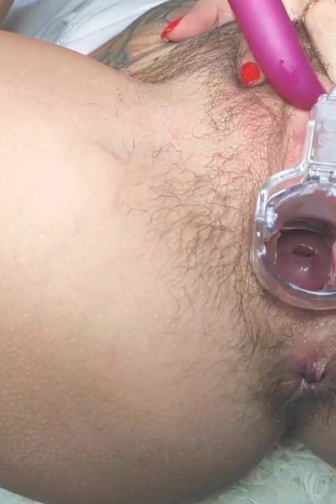 Yakın çekimde speculum_orgasm kullanarak amcığını aç
