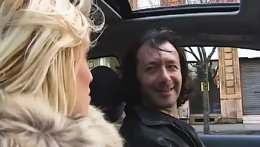 Bu sürtük deri içinde bağlıyken büyük yarak emmeyi seviyor