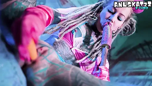 Tam kollu dövmeli koyu gotik hatun dp'nin götünü ve amını tek başına - terli oyuncak sikişiyor ve götten ağza