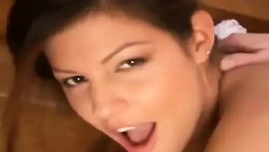 Pembe kıyafetli çekici esmer hatun Denise elektrik uzmanını merdivenlerde sikmesi için baştan çıkarıyor