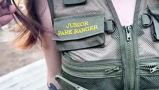 Seksi genç park korucusu asılı kampçıyı sorguluyor