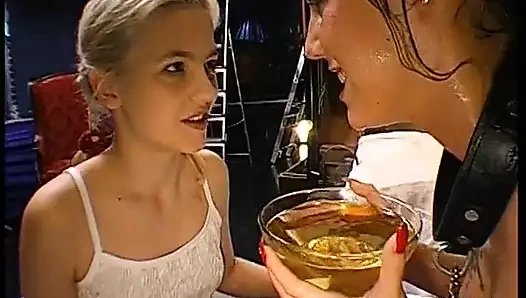 Ggg John Thompson döl yutmak için sidikle işiyor