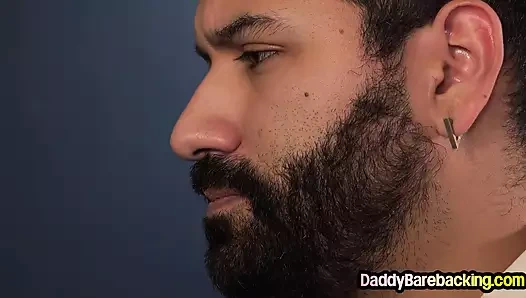 21 yaşındaki Latin işçilerin üçlü grup seks partisi boşalana kadar dilf tarafından sikiliyor