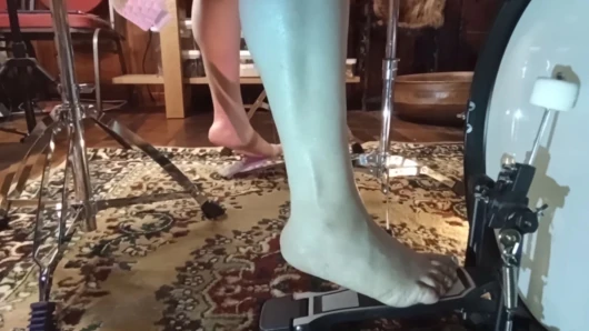 Pedal pompalama davul seti alıştırması