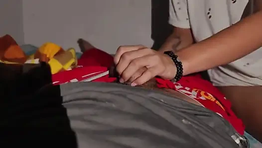 Üvey erkek kardeş saksoyla uyanıyor, üvey kız kardeşinin amını dölle damlatıyor