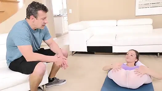 Oğulları esnek yoga kız arkadaşı üvey babasını sikiyor