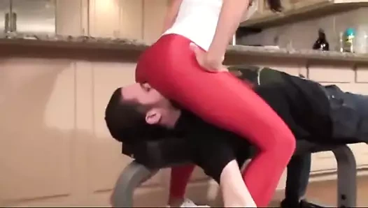 metresi içinde kırmızı legging facesitting