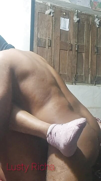 Hintli seksi kadın gizli sevgilisiyle sikişiyor