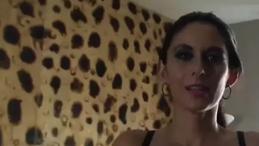 Senin gibi köleler bir bekaret cihazına ait