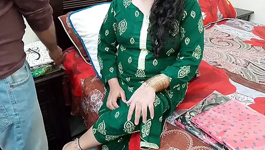 Hintli baldız seksi vücudunu göstererek bedava kıyafet alıyor