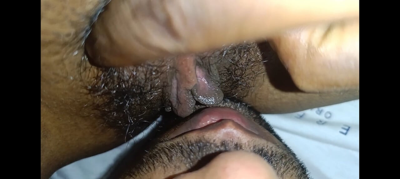 Amcığını çok iyi yiyor. Amcık deliği bana gösteriyor. Hintli evli kadın domaltarak seks yapıyor ve amcığını gösteriyor