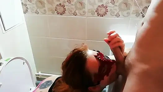 Tuvalette yüze boşalma!! Tam ağız sperm!!