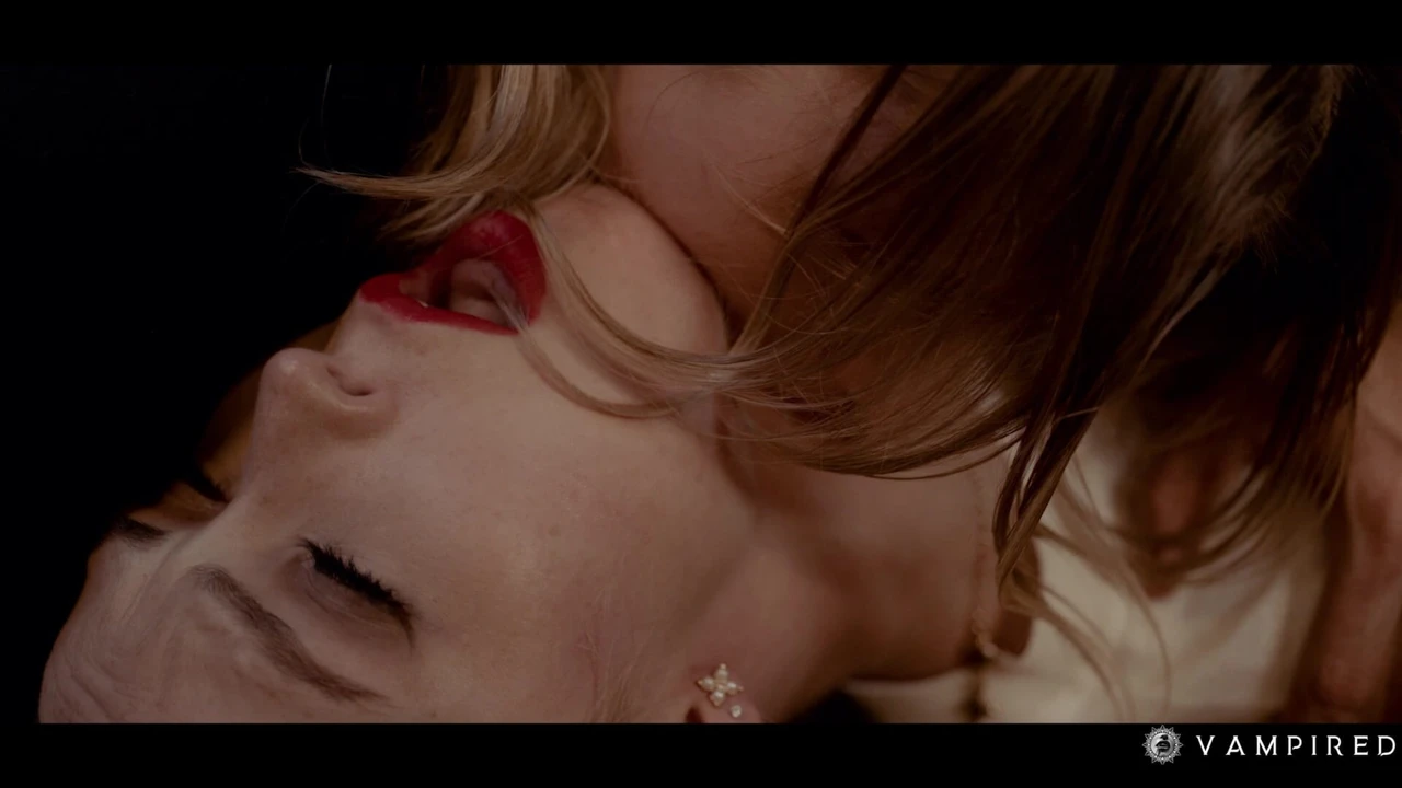 Vampir grup seks partisi - sert lezbiyen çalışan hakimiyeti patronu grup seks kölesine dönüştürüyor