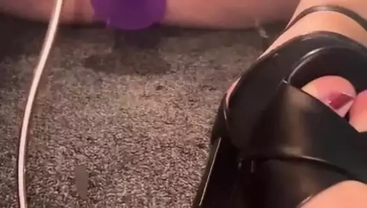 Topuklu ayakkabılarla aynanın önünde solo mastürbasyon