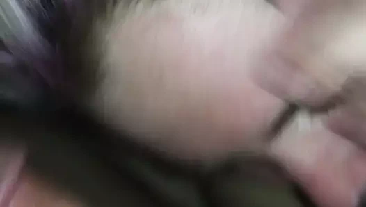 Amatör evli kadın yarağımı okşuyor ve taşaklarımı yalıyor